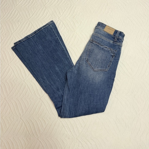 Buckle Black Women’s Blue Stonewashed Distressed Flare Jeans. Size 28 x 30 - Picture 3 of 8